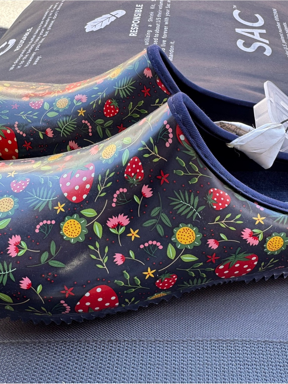 Western Chief Navy Strawberry & Floral Garden Rain Clogs size 10 - Picture 3 of 4